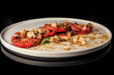 Çeşit çeşit otlarla süslenmiş lezzetli domates.