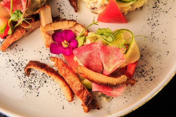 Top view closeup salad modern dihiasi dengan sayuran dan daging — Stok Foto
