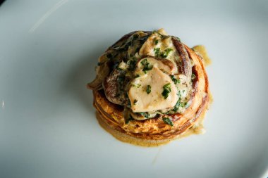 Üst manzara. Mantarlı ve soslu lezzetli jülyen.