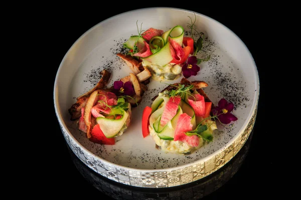 Top view pada salad kentang awalnya dihiasi dengan sayuran dan daging — Stok Foto