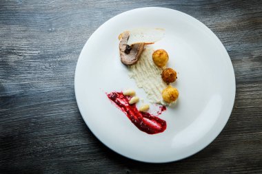 Peynirli rulo köfte restoranının son moda manzarası.