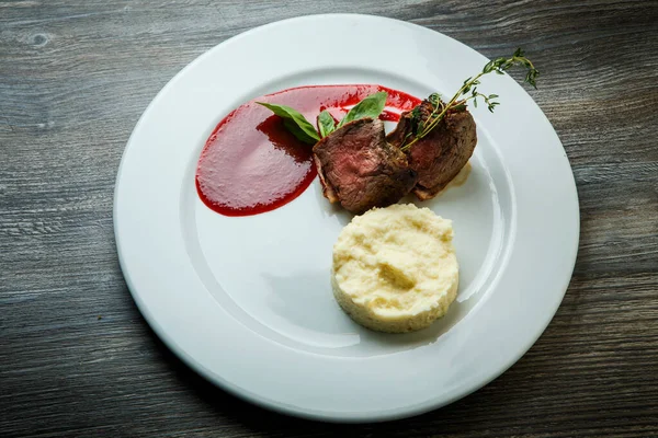 Vista dall'alto sul piatto alla moda del ristorante di carne alla griglia con purè di patate — Foto Stock