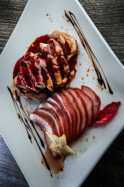 Dilimlenmiş ördek göğsü restoranının dikey görüntüsü