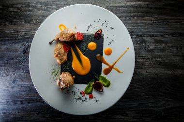 Kızarmış bıldırcın bacağı restoranının en üst görüntüsü.