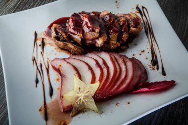 Üst taraf. Yakın plan. Dilimlenmiş ördek göğsünün lezzetli restoranı.