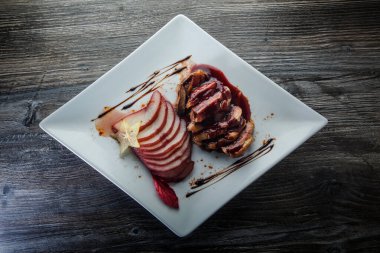 Dilimlenmiş ördek göğsünün orijinal restoranının üst görüntüsü.