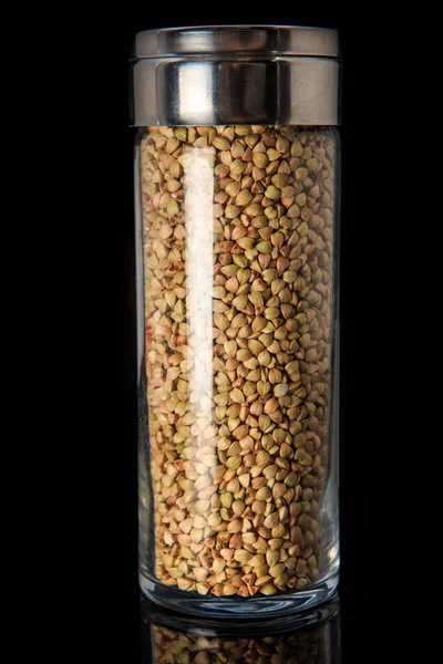 Primer plano verde fresco semillas de trigo sarraceno seco en tarro de vidrio alto —  Fotos de Stock