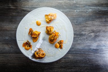 Modern restoranın en iyi manzarası tatlı soslu çörekler.