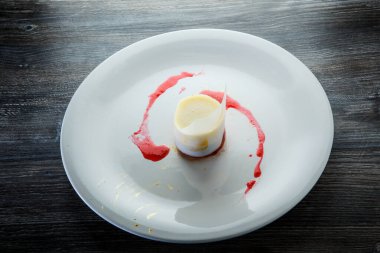 Özel dekore edilmiş çilek ve kremalı krema tatlısı.