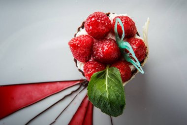 Üst manzara, ahududu süslemeli çikolatalı tatlı.