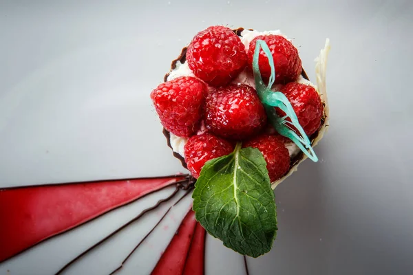 Top view närbild choklad dessert med hallon dekoration — Stockfoto