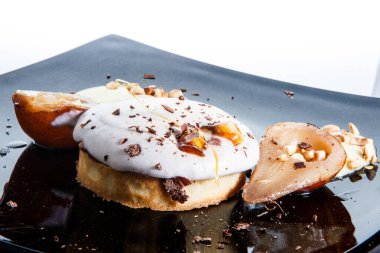 Beyazlara karşı güzelce dekore edilmiş kremalı bisküvi keki.