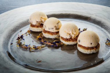 Yakın plan dekore edilmiş dört küresel sünger bisküvisi.