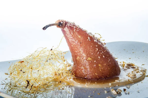 Closeup saborosa pêra assada inteira finamente decorada com caramelo — Fotografia de Stock