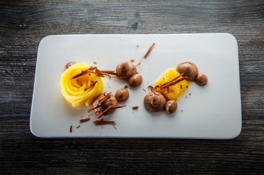 Üst manzara nefis restoran meyveleri ve çikolatalı mus tatlısı.