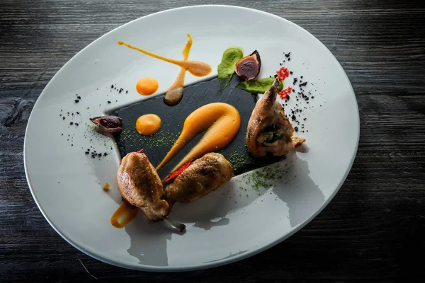 Moderno plato de restaurante de patas de codorniz tostadas con salsas variadas — Foto de Stock