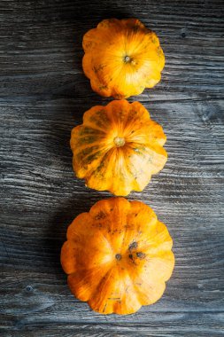 Tahta masadaki dekoratif balkabaklarının en üstteki görüntüsü