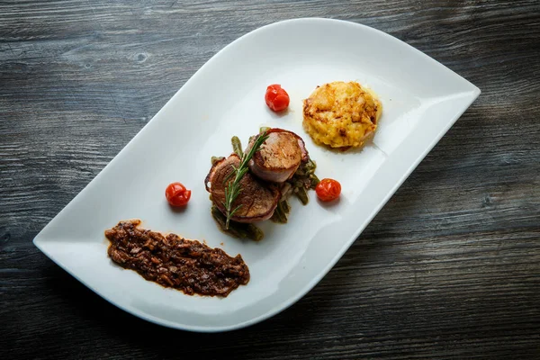 Soslu kızarmış etten oluşan kavramsal restoran yemeğinin en üst görüntüsü — Stok fotoğraf