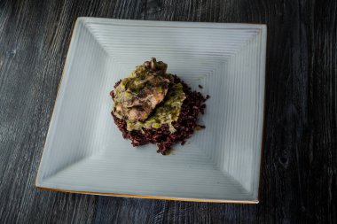 Izgara bıldırcın ve yabani pirinçli enfes bir restoran yemeği.