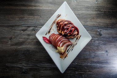 Dilimlenmiş ördek göğsünün özel restoranının üst görüntüsü