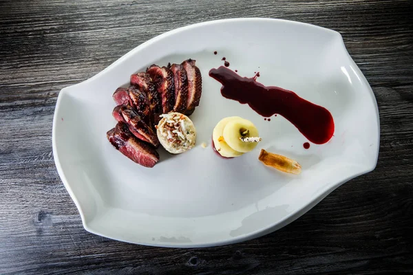 Vista superior en el restaurante plato de pechuga de pato asado en rodajas con guarnición — Foto de Stock