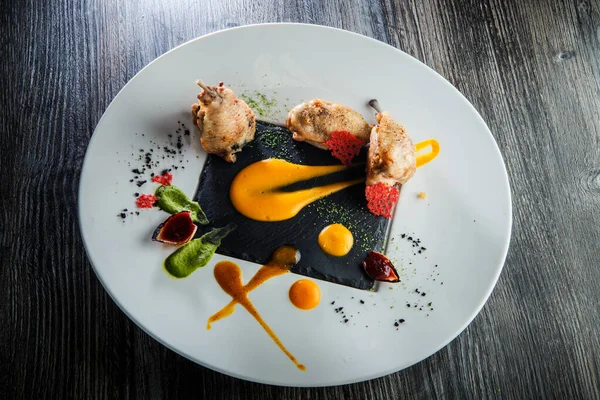 Plato de restaurante conceptual de patas de codorniz fritas con salsas variadas — Foto de Stock