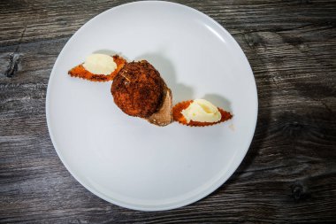 Güzel dekore edilmiş tavuklu kiev pirzolası ve patates püresi.