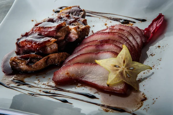 Primer plano plato de restaurante de moda de pechuga de pato frito en rodajas con salsa — Foto de Stock