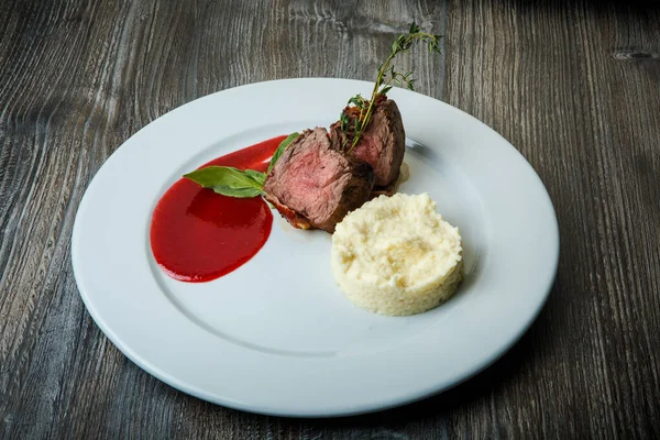 Piatto ristorante finemente decorato di carne arrosto con purè di patate — Foto Stock