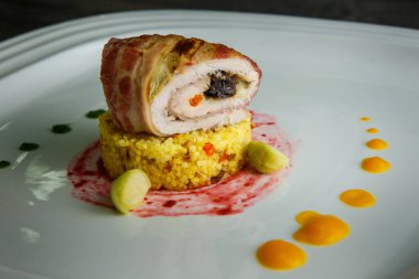 Quinoa 'da sebzelerle servis edilen lezzetli etli börek.