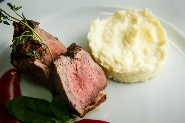 Macro vista su deliziosi pezzi di carne alla griglia con purè di patate — Foto Stock
