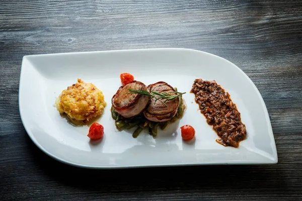 Soslu fırınlanmış etin özel restoranının üst görüntüsü — Stok fotoğraf