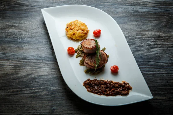 Vrchní pohled na jemně zdobené restaurace pokrm z grilovaného masa — Stock fotografie