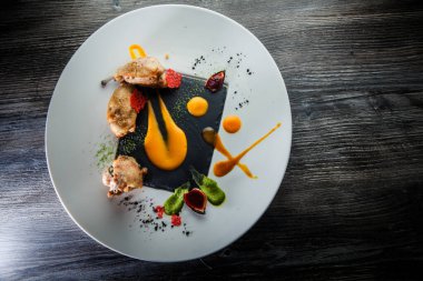 Pişmiş bıldırcın bacağının enfes restoranının manzarası.