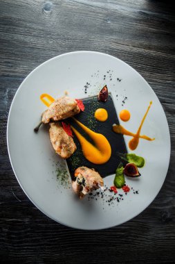 Pişmiş bıldırcın bacağının özel restoranının üst dikey görüntüsü