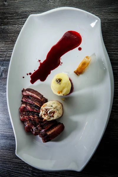 Vista vertical en el restaurante plato de pechuga de pato rebanada al horno con guarnición — Foto de Stock