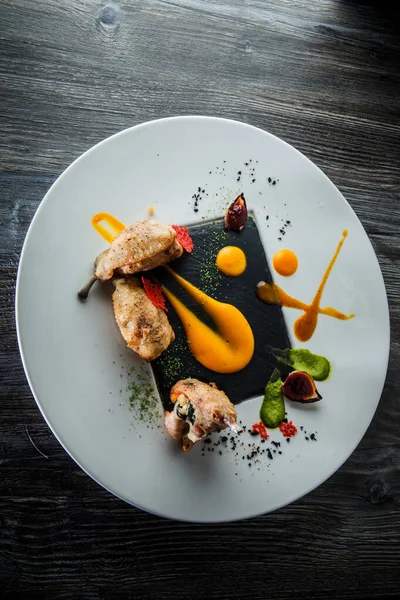 Vista vertical superior en el plato exclusivo restaurante de patas de codorniz horneadas — Foto de Stock