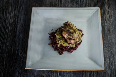 Restoran yemeklerinin tepesindeki ızgara bıldırcın ve pilav manzarası.