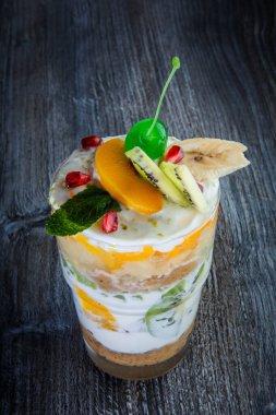 En üst dikey manzara. Meyve kremalı tatlı ile yakın plan uzun bardak.