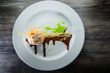 Güzel dekore edilmiş kuğu şekilli kremalı tatlıya en üst manzara