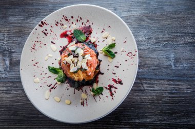 Orijinal elmalı tatlının üstüne fındık ve nane.