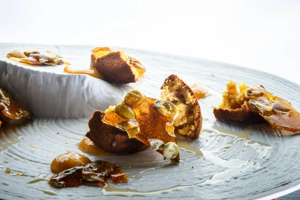 Closeup Makanan penutup asli restoran cupcakes hancur dengan saus manis — Stok Foto