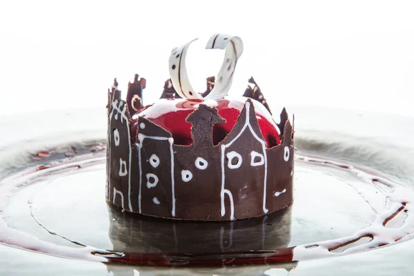Close up bolo de mousse de vidro vermelho em forma de maçã com chocolate — Fotografia de Stock