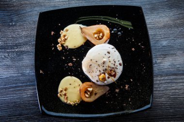 Modern kremalı kremalı bisküvili kekin en üst görüntüsü