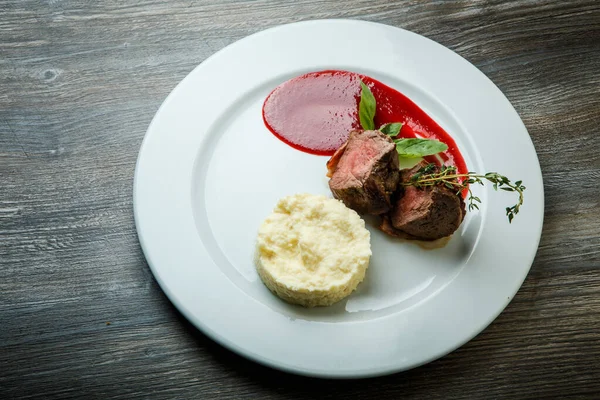 Vista dall'alto su deliziosi pezzi di carne fritta con purè di patate e salsa — Foto Stock