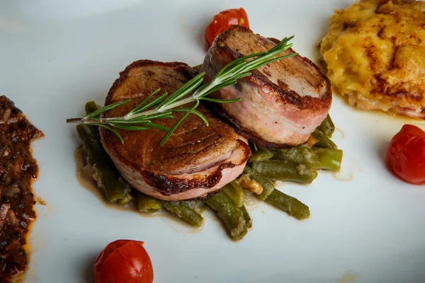 Primo piano squisito piatto ristorante di carne fritta con salsa di funghi — Foto Stock