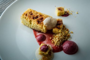 Dilimlenmiş pandispanya ile yakın restoran tabağı.