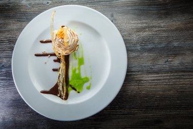 Lezzetli pişmiş kuğu şekilli kremalı tatlıya üstten bak.