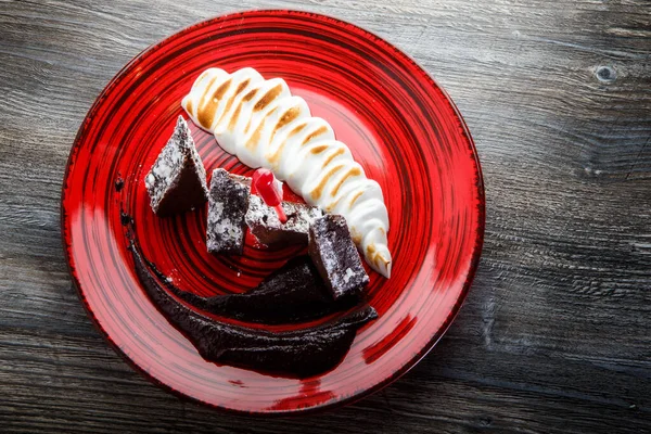 Vista superior en sabroso pastel de brownie en rodajas con crema blanca al horno —  Fotos de Stock