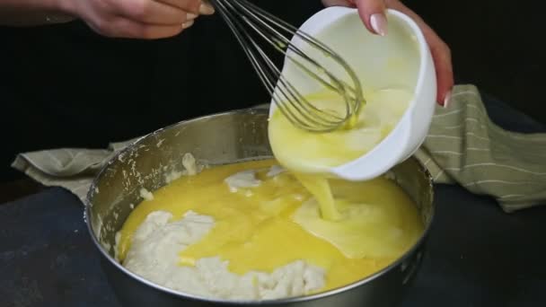 閉じられた女性の手は酵母の生地で金属ボウルにホイップクリームを注ぐ — ストック動画